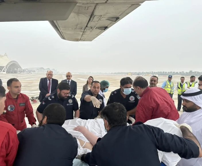 بالصور  وزارة الخارجية تسهل نقل مواطن مصري من الكويت لديه ظروف طبية خاصة