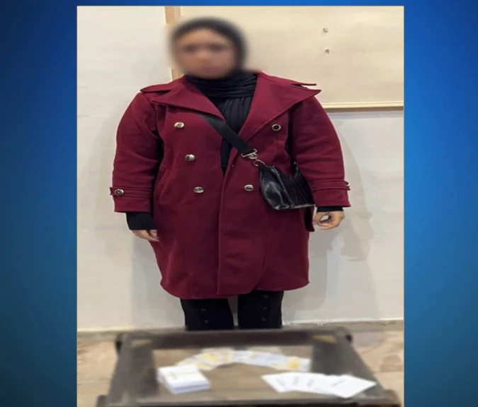 ضبط سيدة أمام دائرة إنتخابية بدائرة قسم المنتزه ثان بالإسكندرية وبحوزتها عدد من البطاقات الشخصية الخاصة ببعض المواطنين وبطاقات إرشادية خاصة بأحد المرشحين
