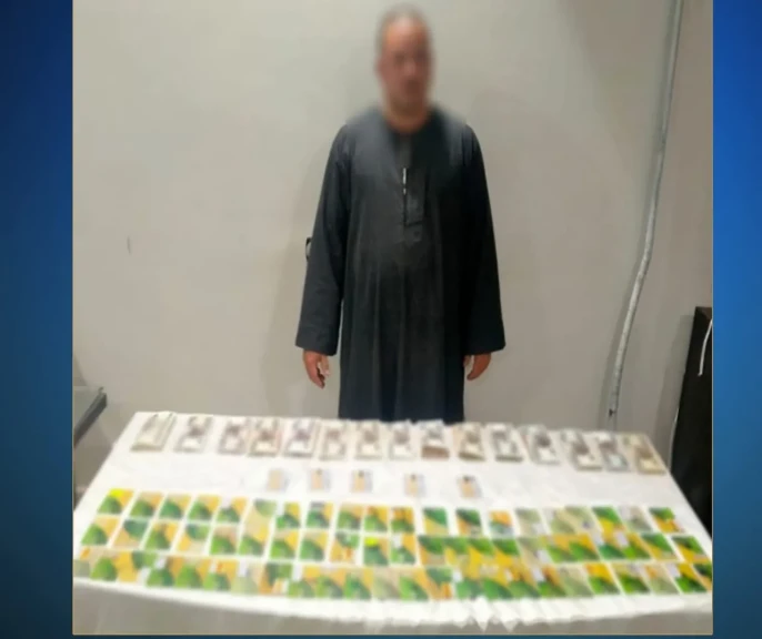 القبض على شخص بأسيوط  وبحوزته عدد من البطاقات الشخصية والبطاقات التموينية الخاصة ببعض المواطنين وكذا مبالغ مالية تمهيداً لتوزيعها على الناخبين