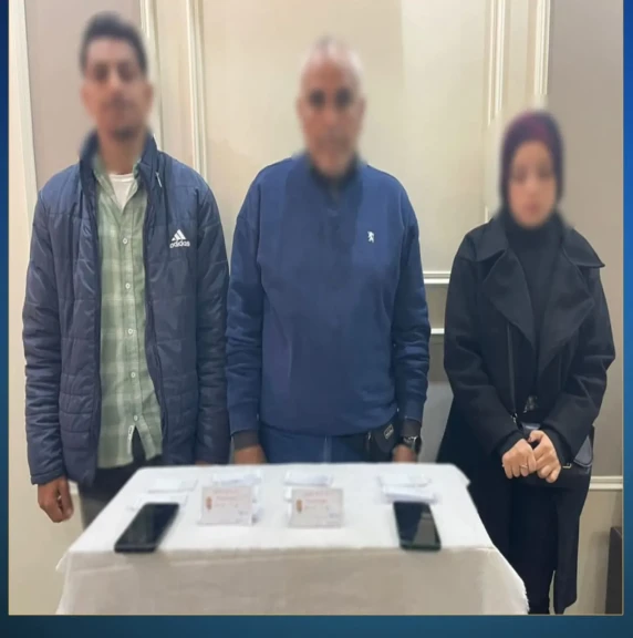 الأمن يضبط شخصين وسيدة بدائرة بأبو قرقاص بالمنيا وبحوزتهم كروت دعاية إنتخابية خاصة بمرشح لتوزيعها على المواطنين للتصويت لصالحه