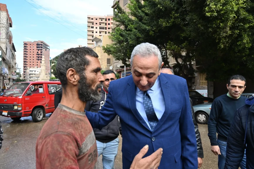 وسط أمطار المحلة وبأذن صاغية واهتمام بالغ.. محافظ الغربية من الشوارع يستمع لشكاوى الأهالي عن قرب