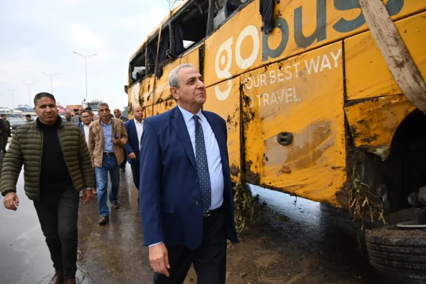 محافظ الغربية يتوجه إلى موقع حادث انقلاب أتوبيس على طريق دفرة كفر الزيات الحر ويتابع رفعه ثم ينتقل لمستشفى كفر الزيات للاطمئنان على المصابين