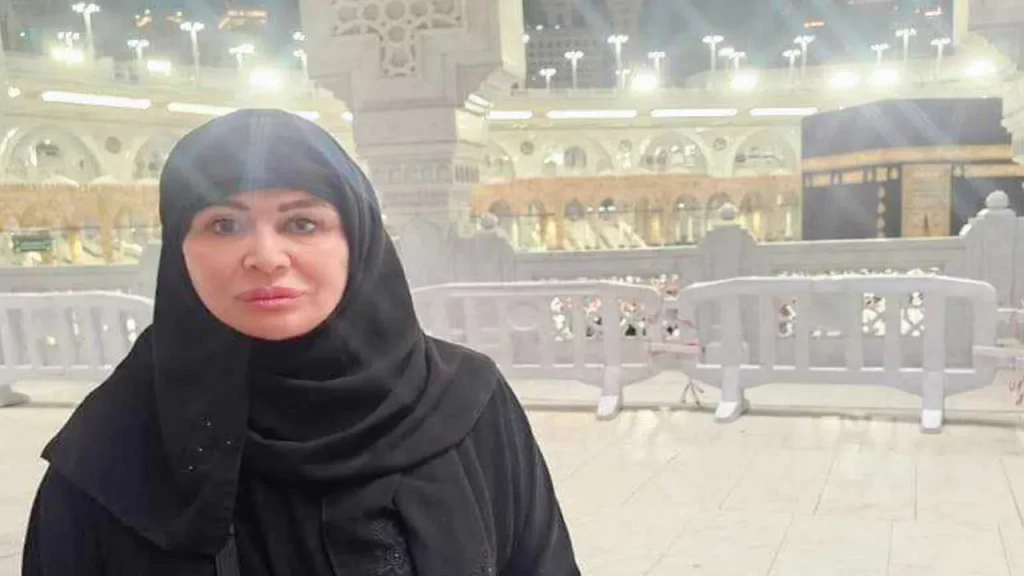 ”ختامها مسك الحمد لله” إلهام شاهين تؤدي مناسك العمرة عن والدتها