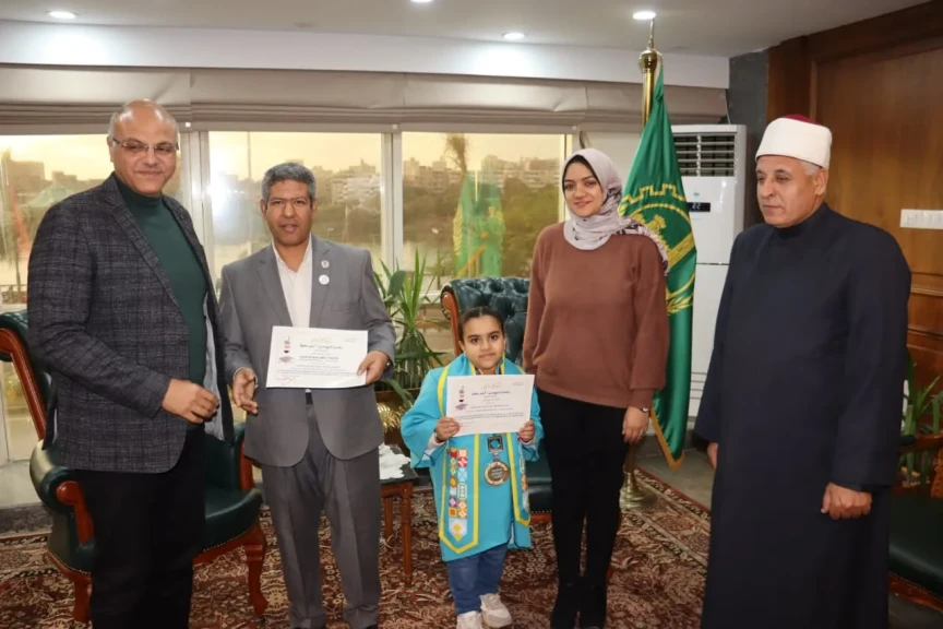 محافظ القليوبية يُكرِم الطالبة مريم إبراهيم بعد فوزها بالمركز الثاني على مستوى الجمهورية في المشروع الوطني للقراءة وحصولها على المركز السابع في ”تحدي القراءة العربي”