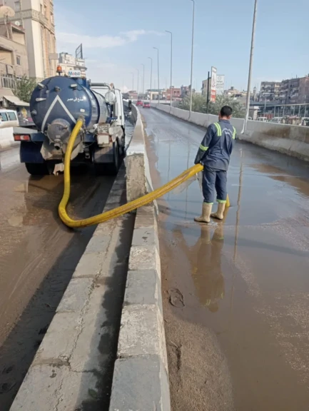 محافظ الدقهلية يتابع جهود الوحدات المحلية في رفع تجمعات مياه الأمطار