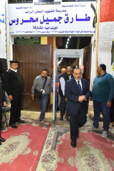 شاهد بالصور .. محافظ أسيوط يتفقد اللجان الانتخابية بحي غرب في جولة مسائية ويطمئن على انتظام العملية التصويتية في اليوم الأول لإعادة انتخابات النواب بـ 3 دوائر