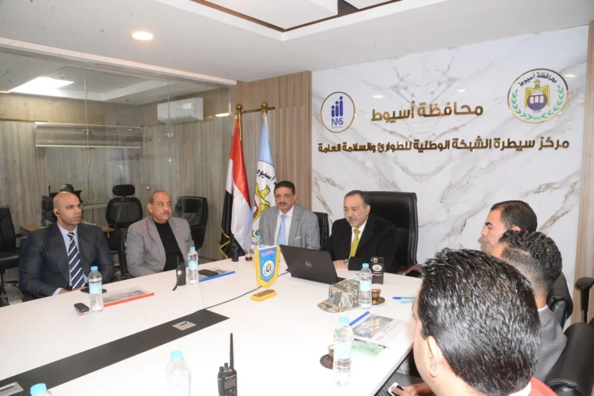 محافظ أسيوط يتابع من غرفة العمليات الرئيسية سير العملية الانتخابية وتوافد الناخبين في اليوم الثاني لإعادة انتخابات النواب بالدوائر الثلاث