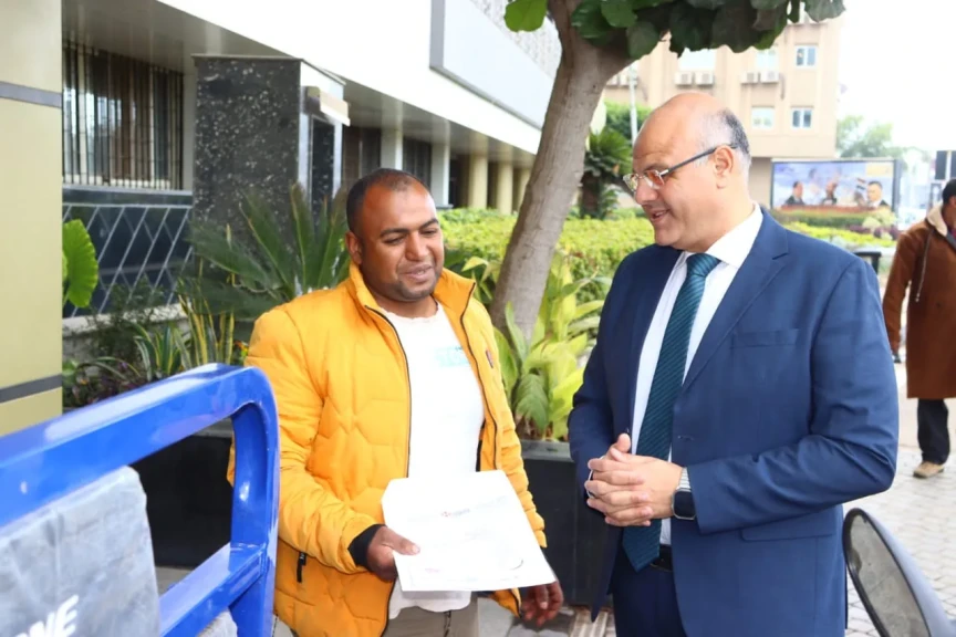 لفتة إنسانية .. محافظ القليوبية يستجيب لمواطن من ذوي الهمم ويوفر ”تروسيكل” كـ ”مشروع صغير” لأخيه القائم على رعايته