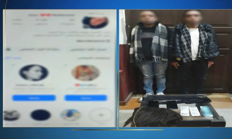 مباحث الآداب تضبط شخصين لقيامهما بممارسة أعمال الفجور من خلال عرض مقاطع فيديو وصور لهما مرتديان ملابس نسائية