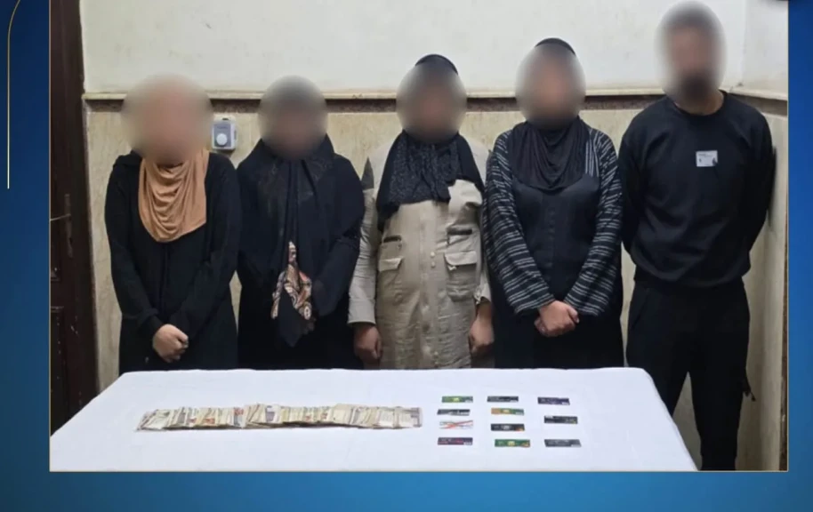 بالصور .. سقوط عصابة سرقة البطاقات البنكية من كبار السن بأسلوب المغافلة