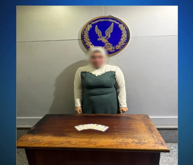 ضبط إحدى السيدات بمحيط دائرة إنتخابية بالإسكندرية وبحوزتها عدد من البطاقات الشخصية خاصة ببعض المواطنين لحثهم على التصويت لصالح أحد المرشحين