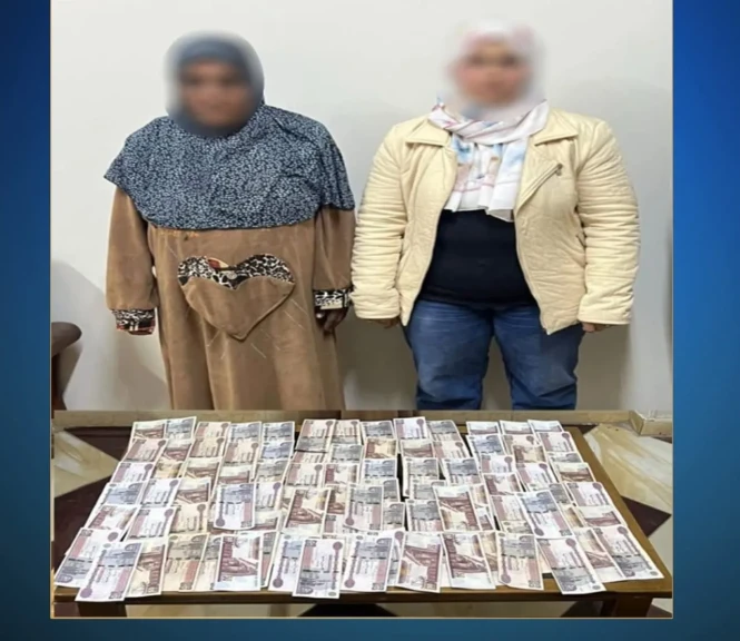 بالصور .. ضبط سيدتين  وبحوزتهما مبالغ مالية تمهيداً لتوزيعها على الناخبين لدفعهم للتصويت لصالح أحد المرشحين بدير مواس بالمنيا