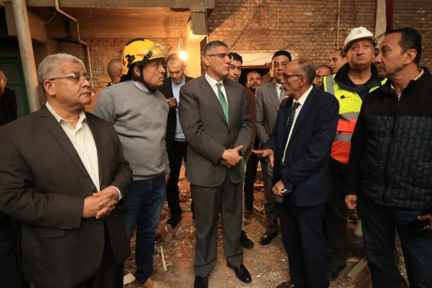 بالصور .. محافظ الجيزة يتفقد موقع حادث التسرب الغازي بعقار سكني في إمبابة بحضور لجنة المنشآت الآيلة للسقوط