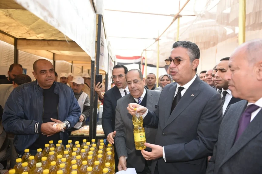 بالصور .. وزير التموين ومحافظ القاهرة يفتتحان سوق ”اليوم الواحد” بالمرج لتوفير السلع بأسعار مخفضة للمواطنين