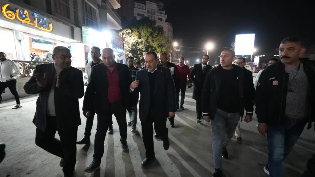 في جولة مسائية محافظ أسيوط يتفقد أعمال توسعة وتطوير شارع مصنع سيد بحي غرب ويوجه بتطوير ميدان القرآن الكريم