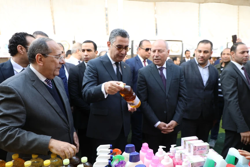 محافظ القاهرة ووزير التموين يتفقدان سوق اليوم الواحد الذي أقامته المحافظة أمام حى المرج