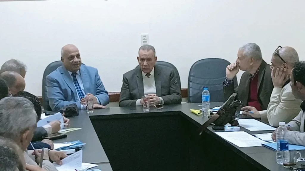 مدير تعليم أسيوط ومدير فرع البنية التعليمية يعقدان اجتماعا لمناقشة حلول نهو مشكلة الفترة المسائية بالمدارس الابتدائية