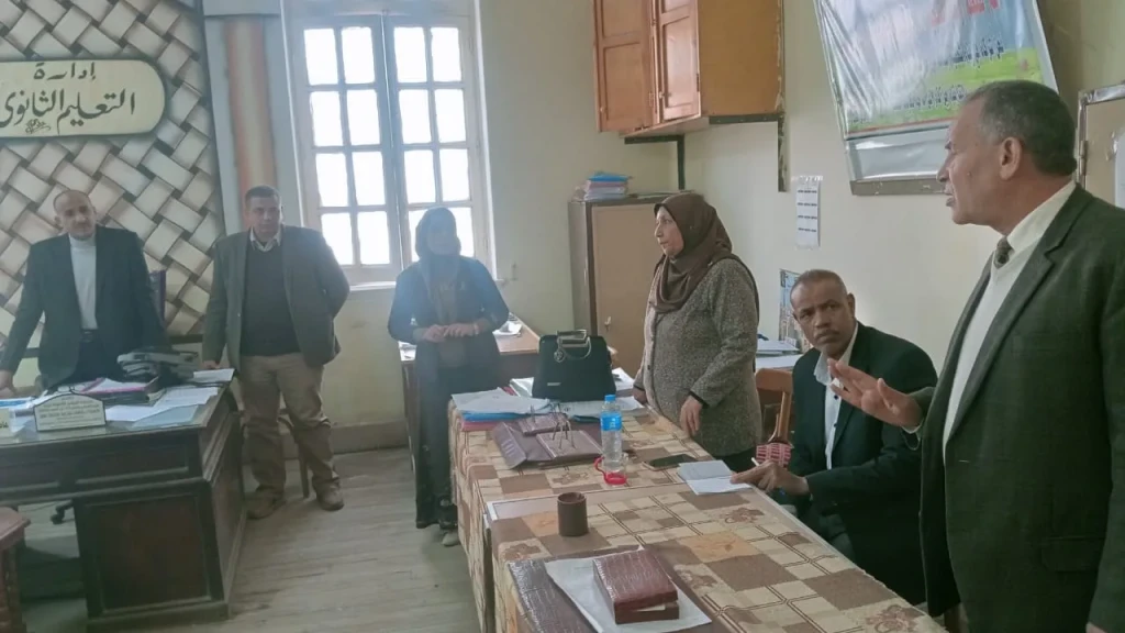 مدير تعليم أسيوط يلتقى مديرى التعليم الثانوى لمناقشة تطبيق لائحة الانضباط المدرسى والتحفيز التربوى