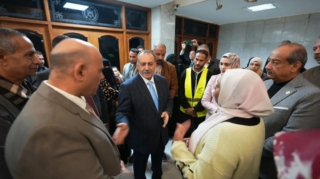 بالصور .. محافظ أسيوط يسلم كراسي متحركة وسماعات طبية للأطفال من ذوي الهمم وبطاطين للعمالة غير المنتظمة ضمن مبادرة ”دفا”