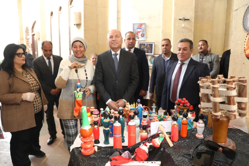 بالصور .. محافظ القاهرة يفتتح معرضًا للحرف التراثية واليدوية بسوق الفسطاط بحى مصر القديمة