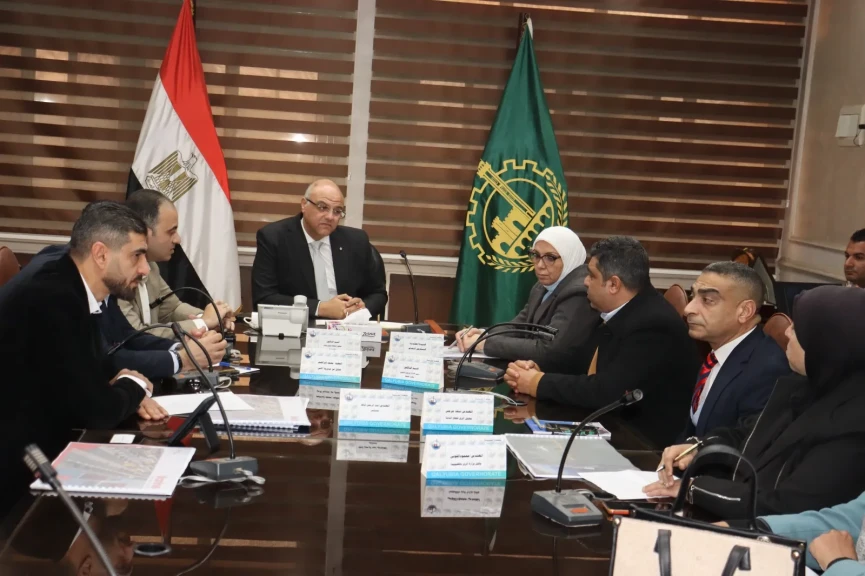 محافظ القليوبية يناقش مستجدات مشروع تطوير الكورنيش وممشي أهل مصر  بمدينة بنها وتحويلهما لواجهة حضارية ترفيهية للمواطنين