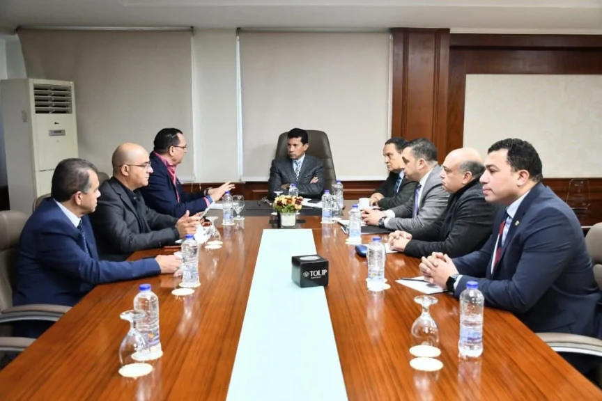 وزير الشباب والرياضة يبحث إجراءات التحول الرقمي للملف الطبي الرياضي وإتاحة الكود الموحد