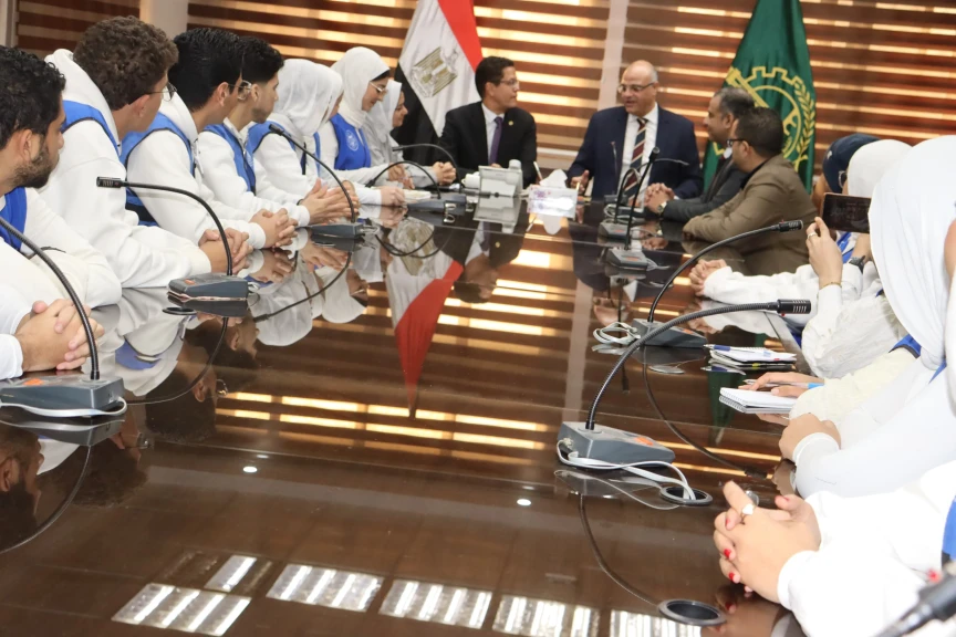 بالصور .. محافظ القليوبية ورئيس جامعة بنها يلتقيان بشباب ”YLY” لتعزيز المشاركة المجتمعية وتفعيل مبادرة ”تماسك”