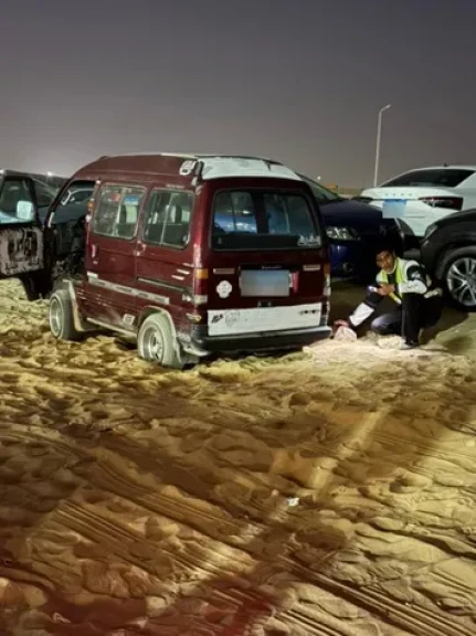 فور طلبه المساعدة .. أمن القاهرة يقوم بإستخراج سيارة مواطن عالقة بالرمال بمنطقة مدينة نصر ثان