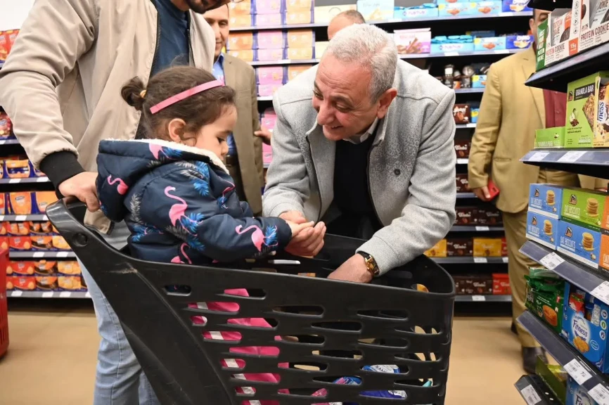 في لفتة إنسانية خلال الجولة.. محافظ الغربية يلتقي “كمال” من ذوي الهمم ويطمئن عليه داخل مقر عمله ويؤكد استمرار دعمه الكامل له