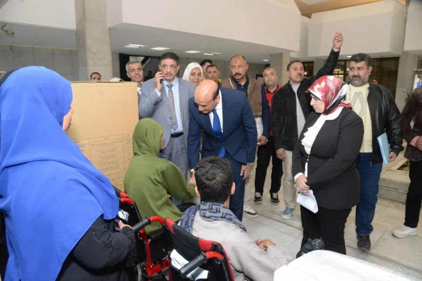 بالصور .. محافظ أسيوط يسلم 10 أجهزة عرائس وكرسيين متحركين كهربائيين للأسر الأولى بالرعاية