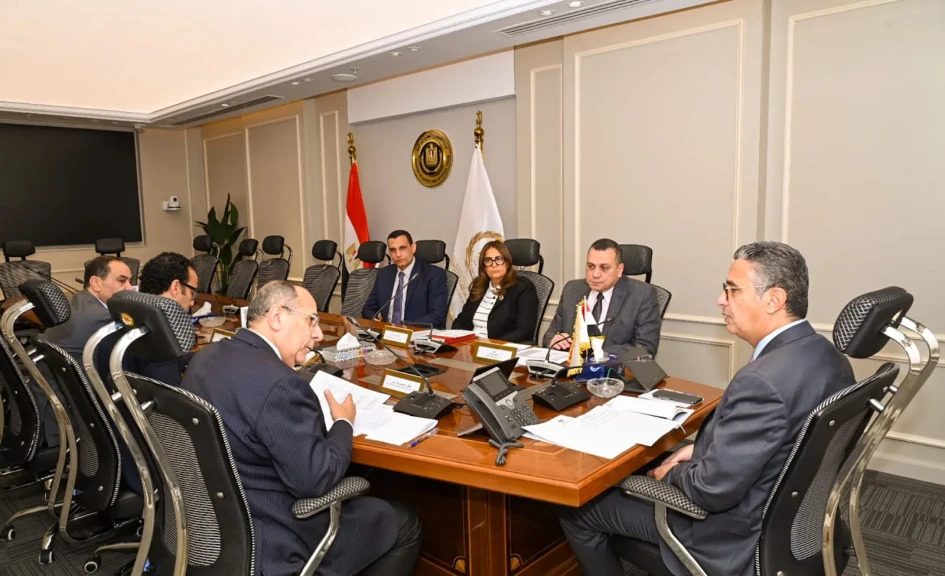 وزير التموين والتجارة الداخلية يعقد اجتماعًا موسعًا لمتابعة الموقف التنفيذي لصرف المنحة الإضافية