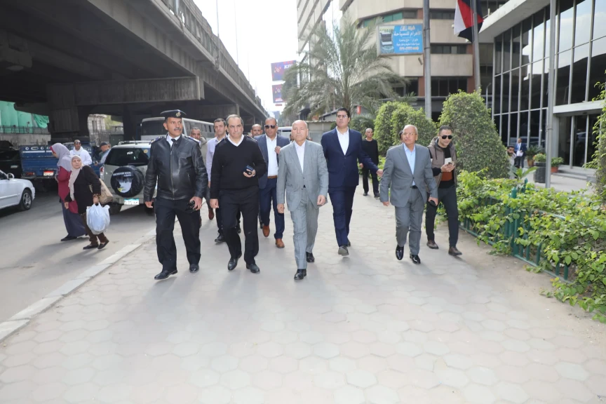 بالصور .. محافظ القاهرة فى جولة مفاجئة لإزالة الإشغالات والتعديات بشوارع وسط المدينة