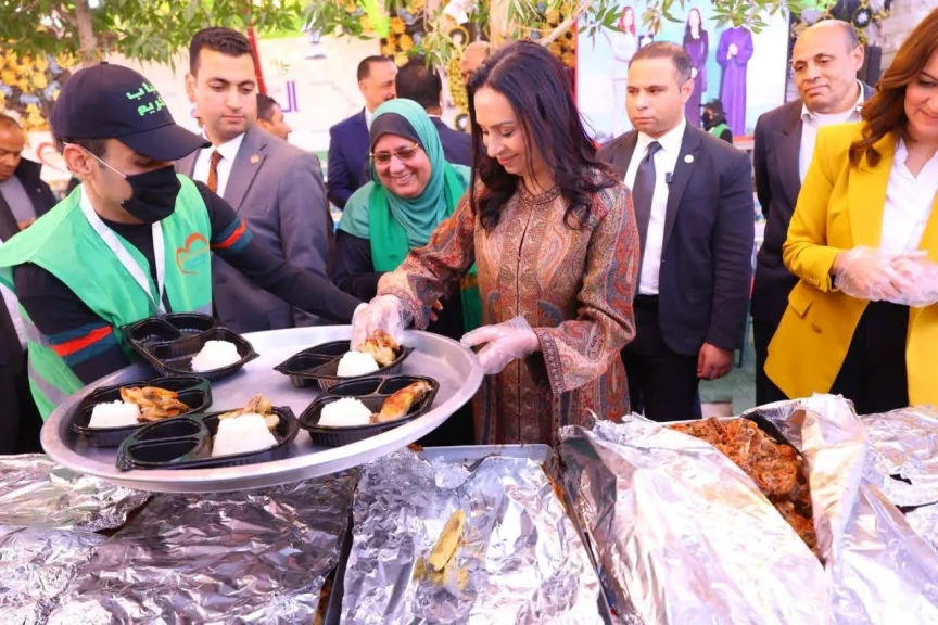 وزيرة التضامن الاجتماعي تطلع على خدمات وحدة إطعام الحاجة عزيزة لجمعية ” أحباب الكريم” بـ” إمبابة”