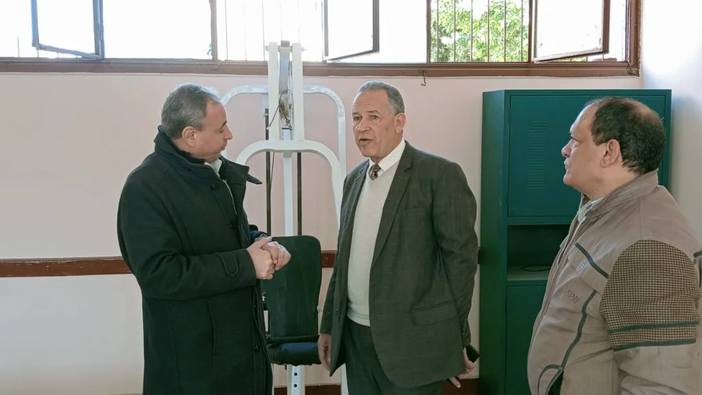 وكيل وزارة التعليم بأسيوط يتابع تجهيز صالة الألعاب الرياضية بمدرسة ناصر الثانوية بحى شرق