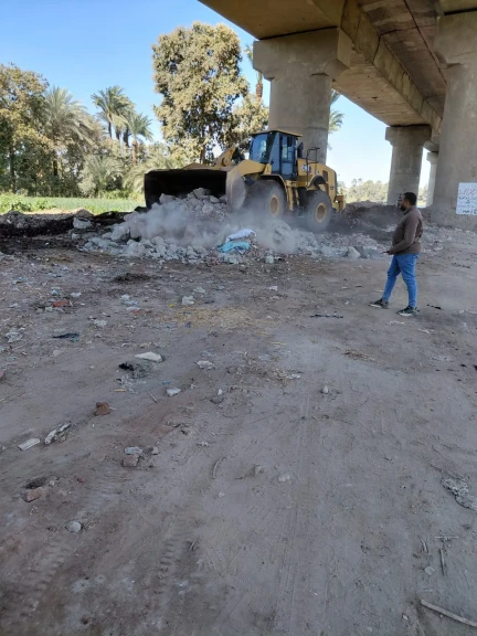 محافظ أسيوط : رفع 180طن مخلفات من أسفل كوبري الواسطى بالطريق المؤدي إلى جزيرة الواسطى