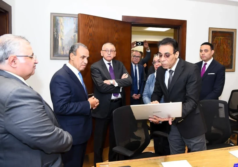 وزير الخارجية يتفقد خلية العمل المشكلة بالقطاع القنصلي لمتابعة أوضاع الجاليات المصرية بالمنطقة