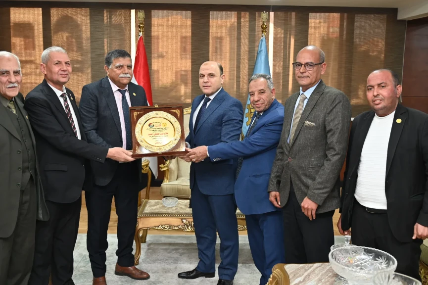 محافظ الغربية يستقبل ممثلي نقابة الأطباء والعلوم الصحية والمعلمين لتقديم التهنئة بمناسبة توليه مهام منصبه