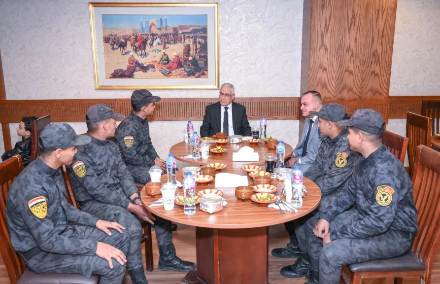 النائب العام يجتمع بموظفي النيابة وأفراد الحراسة الخاصة على مأدبة إفطار رمضان