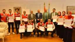 محافظ أسيوط يكرم متطوعي الهلال...