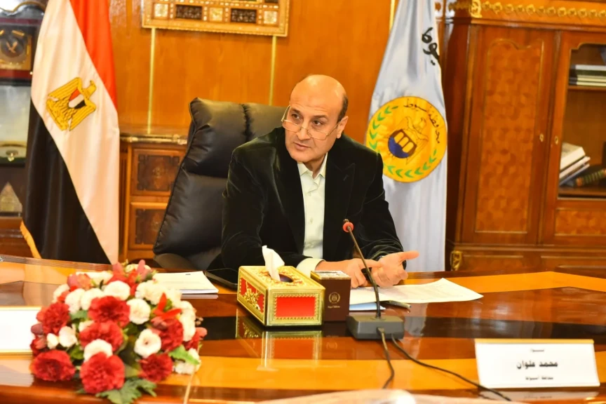 محافظ أسيوط يعقد اجتماعا مع مسئولي المتابعة الميدانية على مستوى المحافظة ويشدد على تكثيف المرور اليومي وإحكام الرقابة