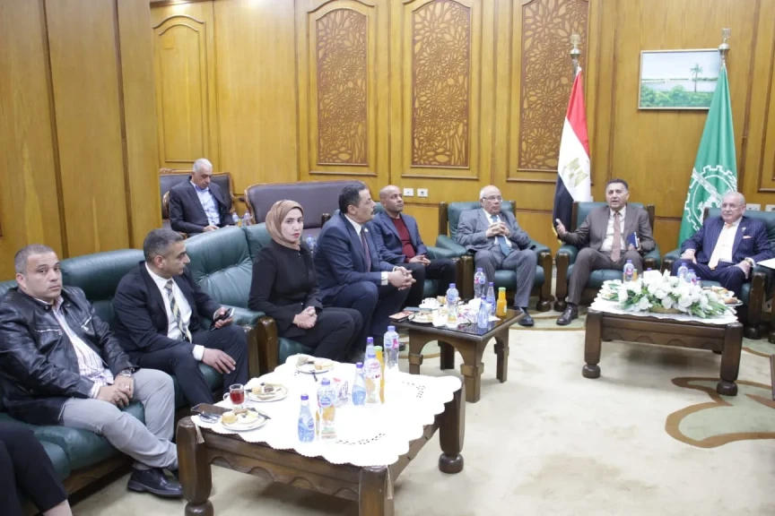 محافظ القليوبية يعقد اجتماعه الدوري مع نواب البرلمان لمتابعة المشروعات التنموية وملفات النقل والرصف