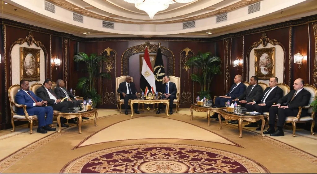 بالصورة .. ننشر تفاصيل لقاء وزير الداخلية مع نظيره السوداني