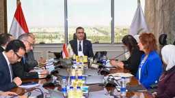 وزير التموين يعقد اجتماعًا مع...